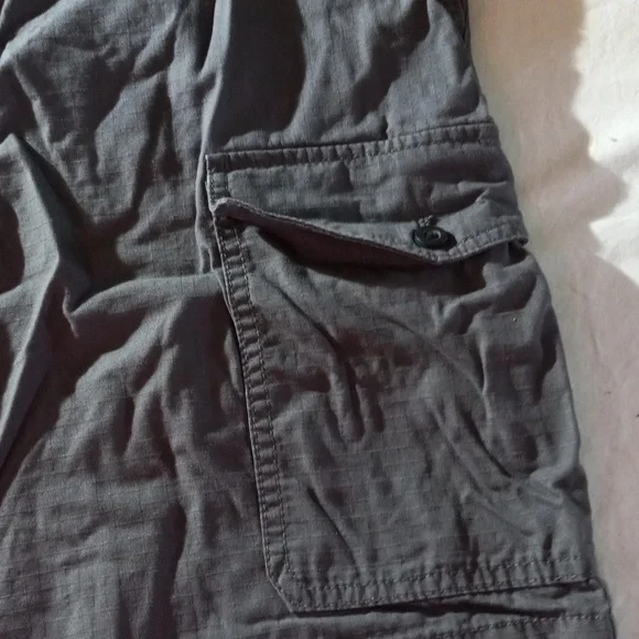 IZOD Men's flat front shorts, size 38 - Picture 2 of 5